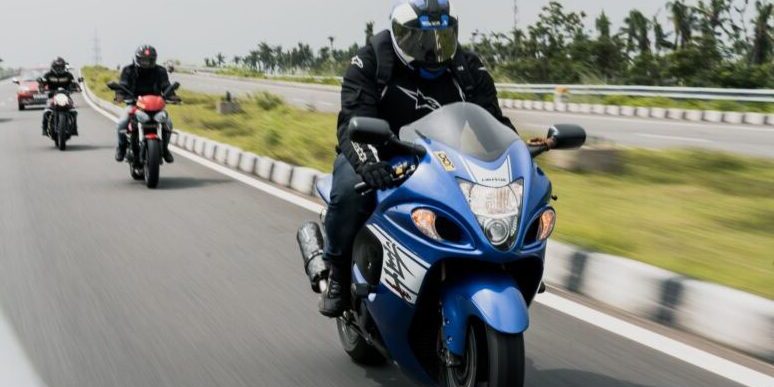 people-riding-on-motorcycle-2806360 Voorbereiding motor rijles