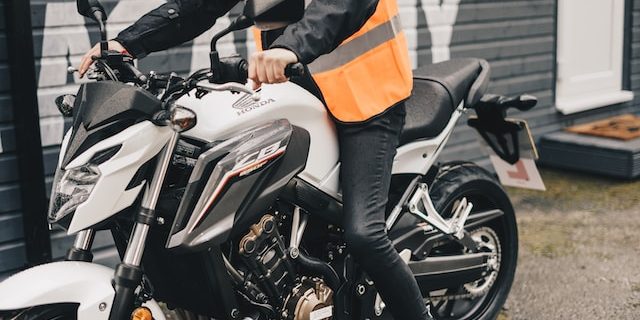 Waarom motorrijlessen volgen bij motorrijschool?