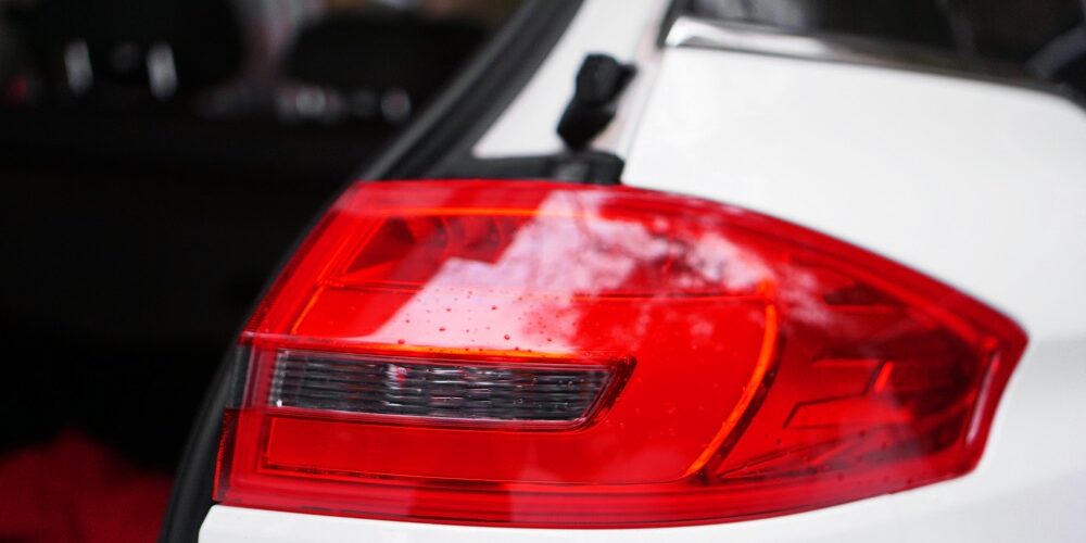 White car with headlight and open door achterlichten