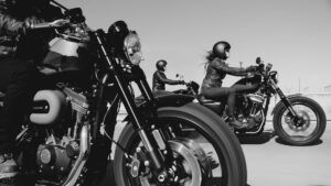 Groep motorrijders rijdt samen in formatie – focus op veilig motorrijden in het verkeer