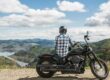 Motorrijder kijkt uit over berglandschap tijdens pauze – bewust veilig motorrijden