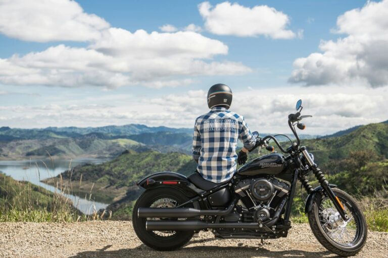 Motorrijder kijkt uit over berglandschap tijdens pauze – bewust veilig motorrijden