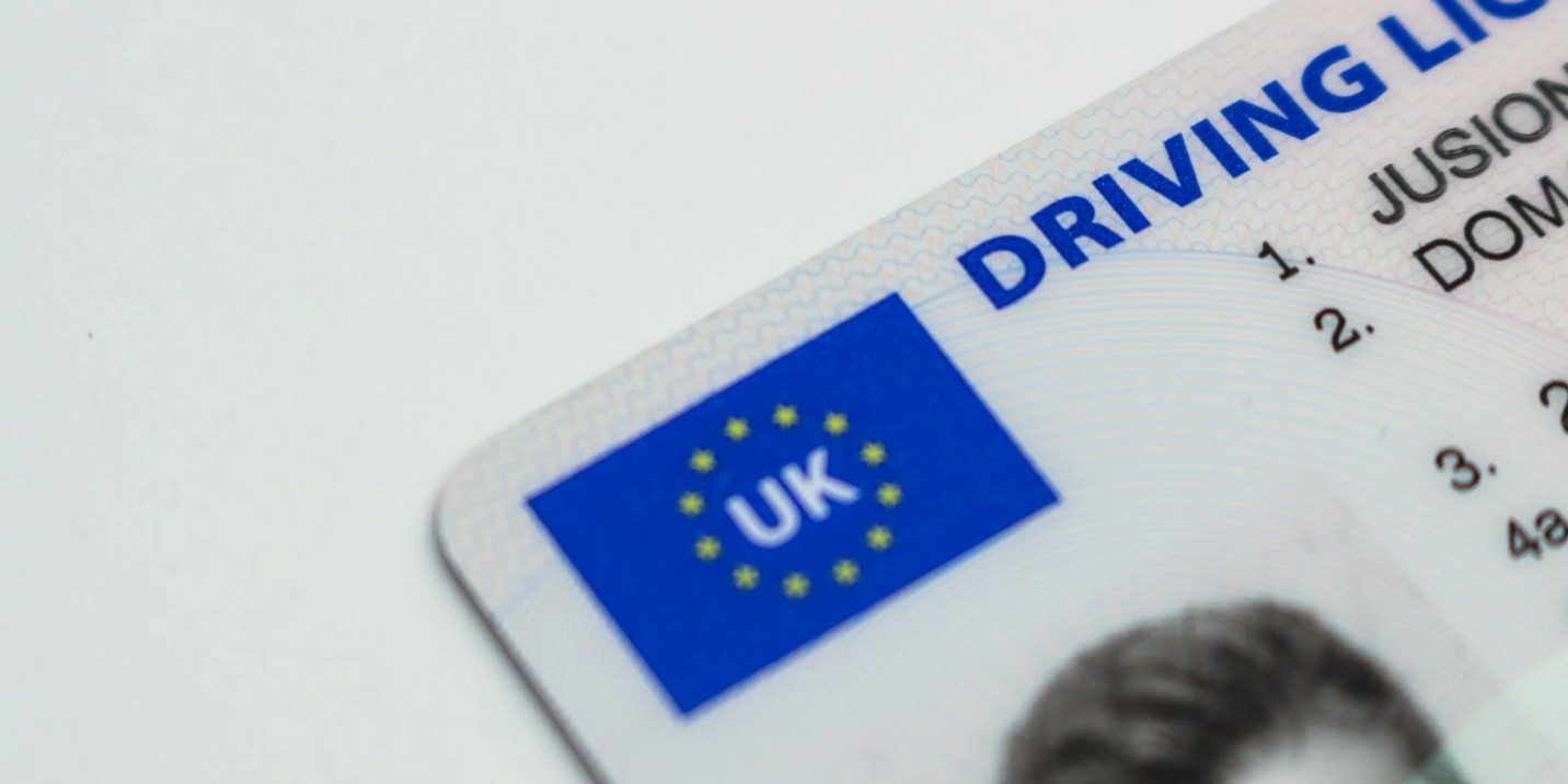 Close-up van een Brits rijbewijs met UK-symbool, gebruikt voor identificatie of autorijden in het VK.