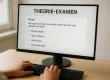 Kandidaat maakt CBR theorie-examen op computer met meerkeuzevragen