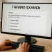 Kandidaat maakt CBR theorie-examen op computer met meerkeuzevragen